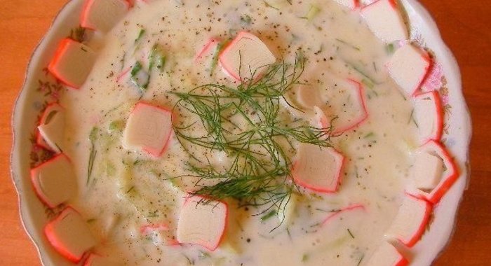 Холодный суп на кефире из огурцов и крабовых палочек