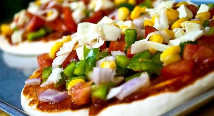 Пицца с кукурузой и колбасой