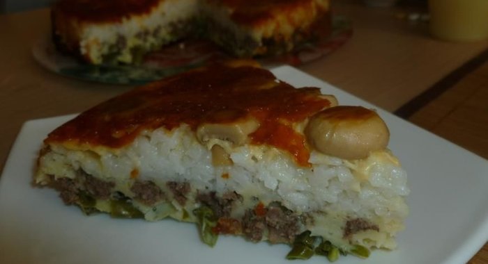 Мясной пирог с рисом, грибами и стручковой фасолью