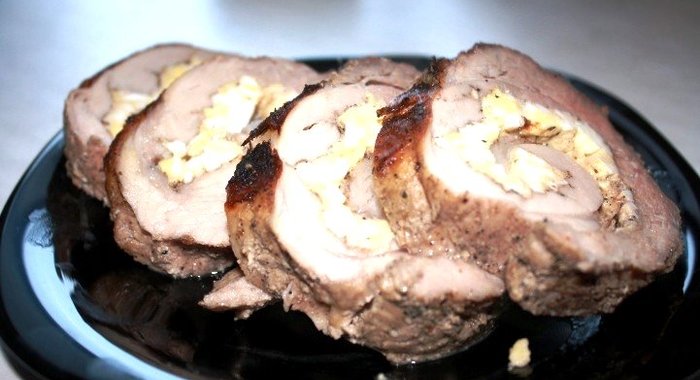 Мясной рулет с сыром в духовке