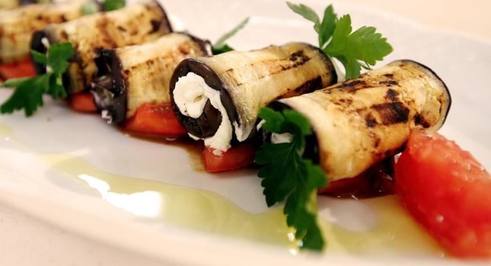 Рулетики из обжаренных баклажанов с творожным сыром