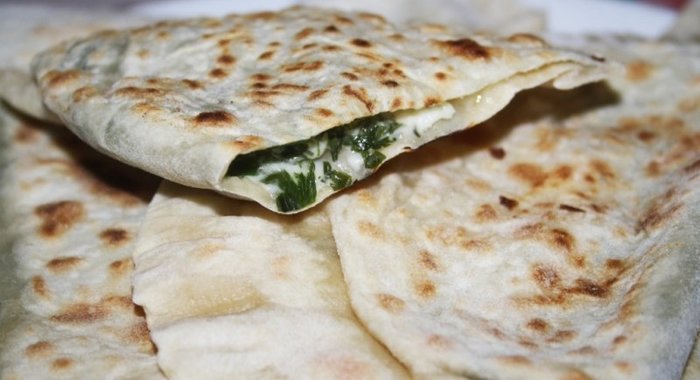 Кутабы с креветками, сыром и зеленью