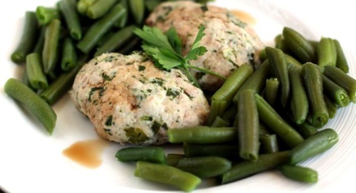 Паровые котлеты из индейки с зеленью