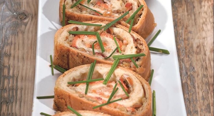 Бисквитный рулет с клубникой