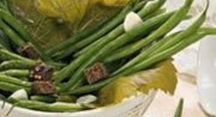 Фасоль, соленая с чесноком и ржаным хлебом