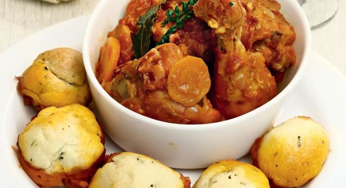 Жаркое из курицы с булочками