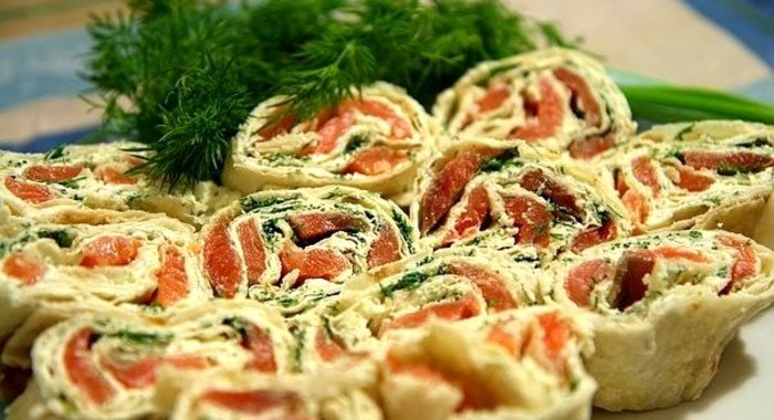 Рулетики из лаваша с форелью