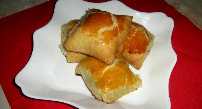 Слоеные пирожки с мясом