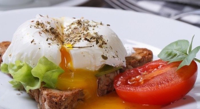 Яйцо пашот на хлебе