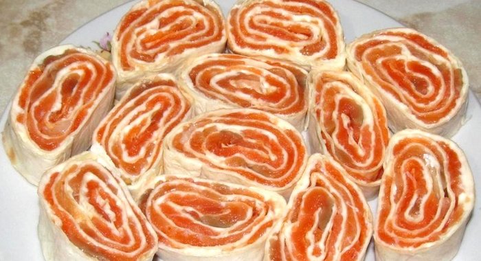 Рулет из лаваша с форелью