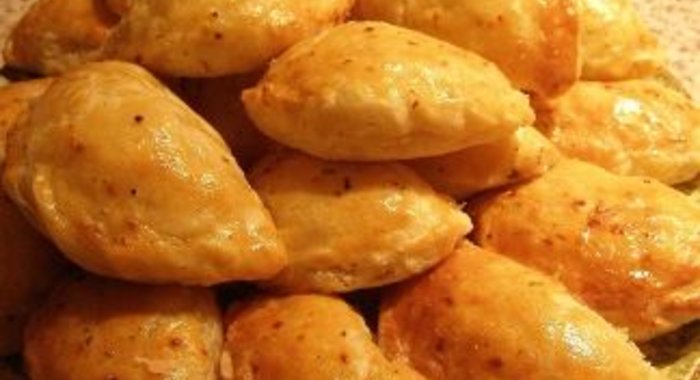 Закусочные пирожки с курицей в белом соусе