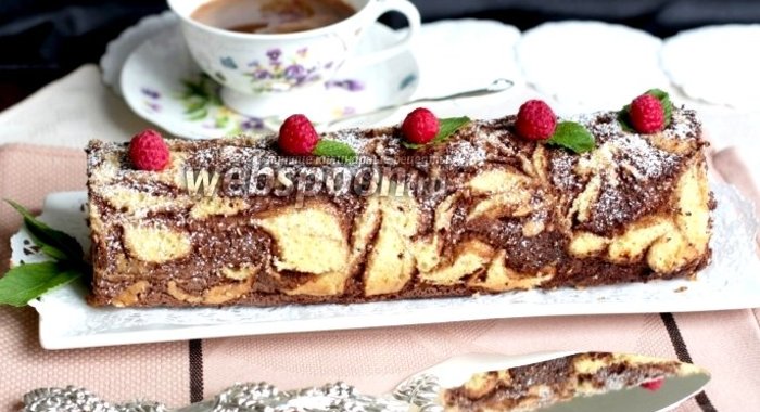 Узорный рулет с шоколадно-кофейным кремом и малиной