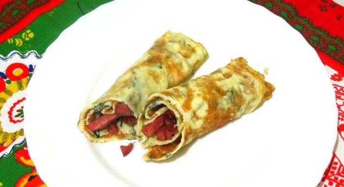Яичные рулетики с колбасой