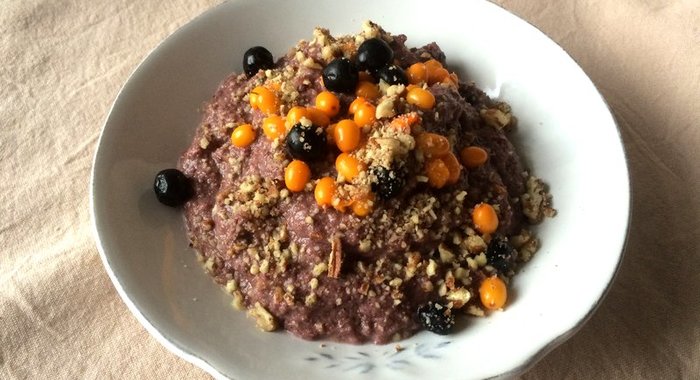 Льняная каша с клюквенным соком и черноплодкой, облепихой и пеканом