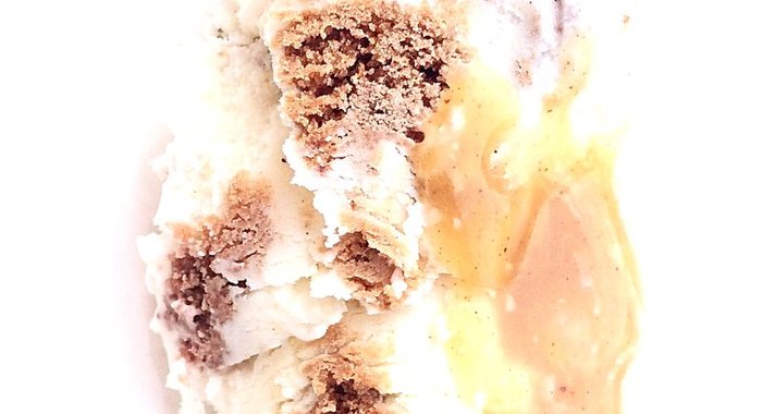 Мороженое со вкусом чизкейка, с шоколадным печеньем и коричной прослойкой