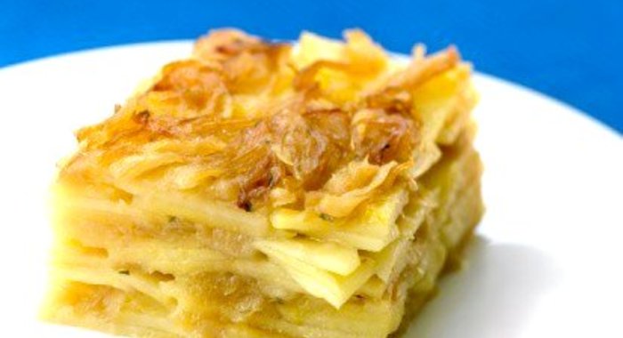 Запеканка из молодого картофеля, грибов и козьего сыра по‑итальянски