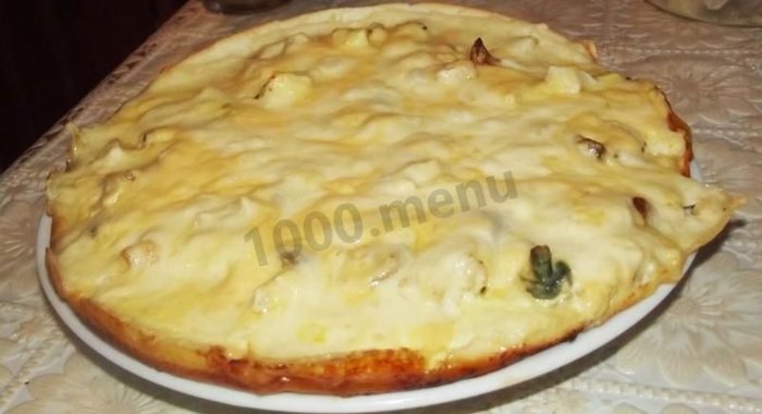 Пицца с курицей грибами и сыром