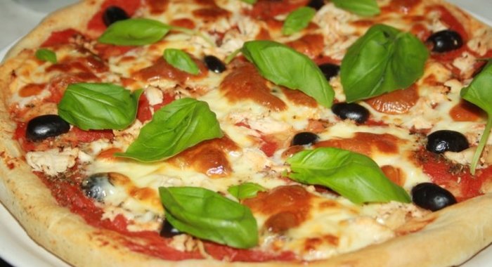 Пицца с курицей и маслинами