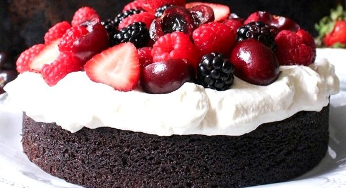 Шоколадный торт с ягодами