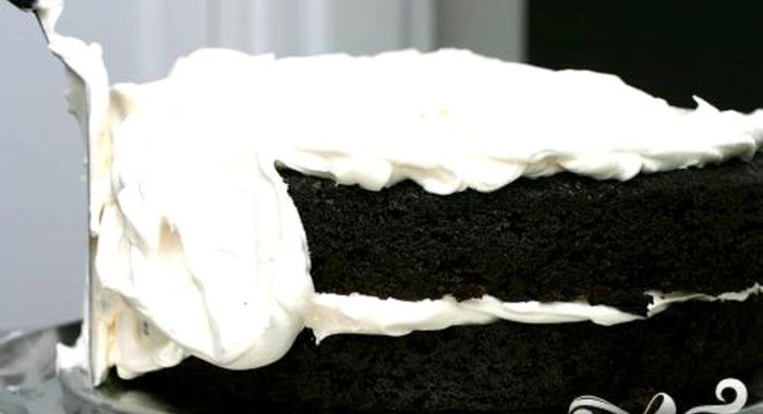 Шоколадный торт со сливочным кремом