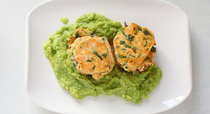 Нежные оладьи из семги со шпинатом за 30 минут