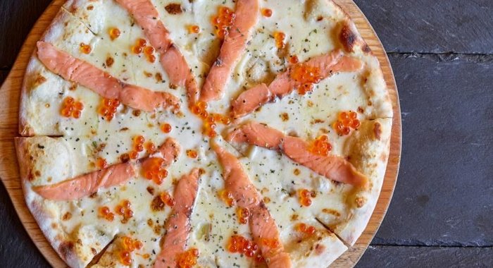 Пицца со слабосоленым лососем