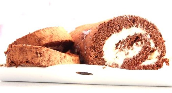 Шоколадный рулет с ванильным кремом