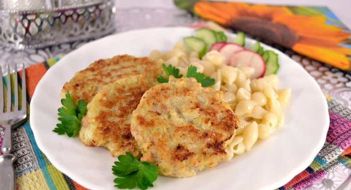 Куриные оладьи с капустой и овсяными хлопьями