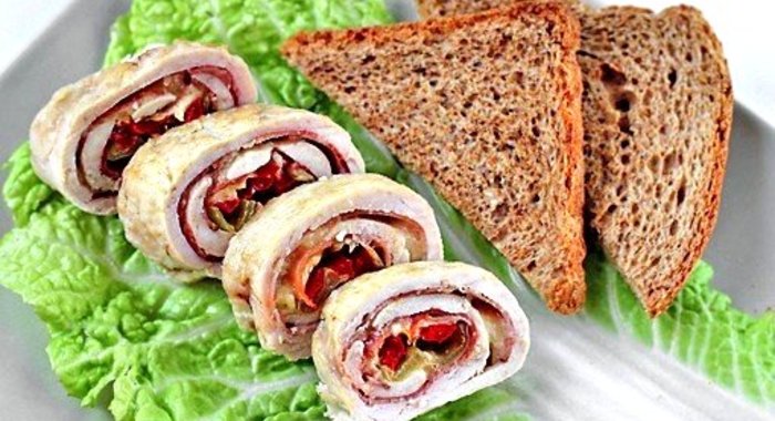 Куриный рулет с начинкой из сыра, бекона и перца