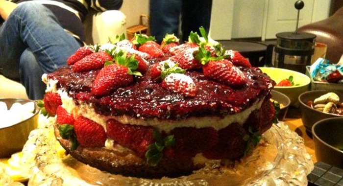 Торт с ягодным желе и лимонным кремом