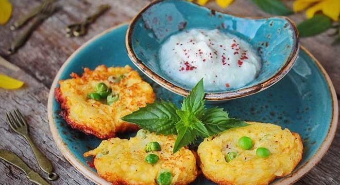 Овощные оладьи с адыгейским сыром и горошком