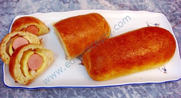 Рулет из кабачка и сосиски в тесте