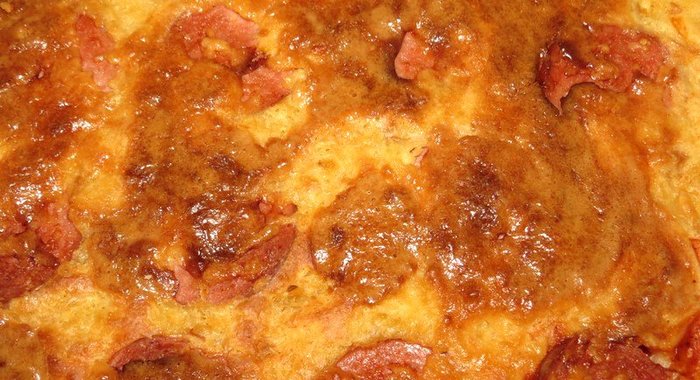 Пицца на жидком тесте с колбасой