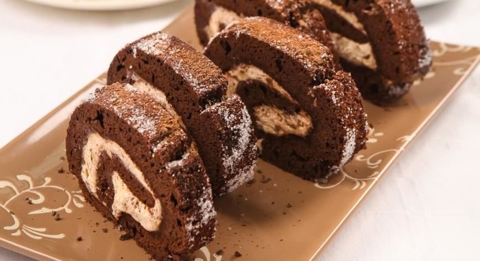 Шоколадный рулет с бананами