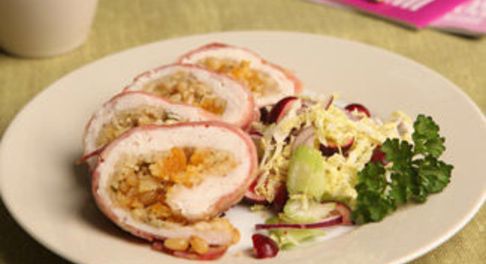 Запеченный в беконе рулет из куриного филе с кускусом