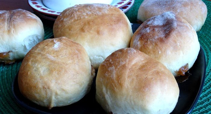 Дрожжевые пирожки с яблочным вареньем