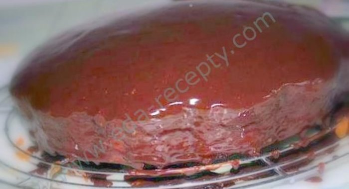 Шоколадный торт Захер с абрикосовым джемом