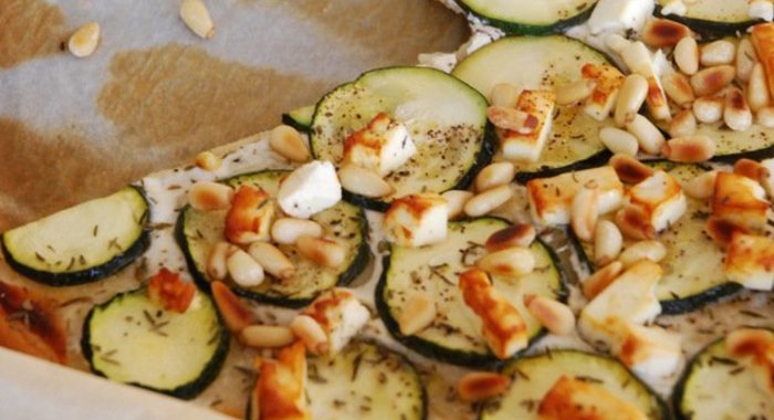 Пицца с цукини и сыром фета