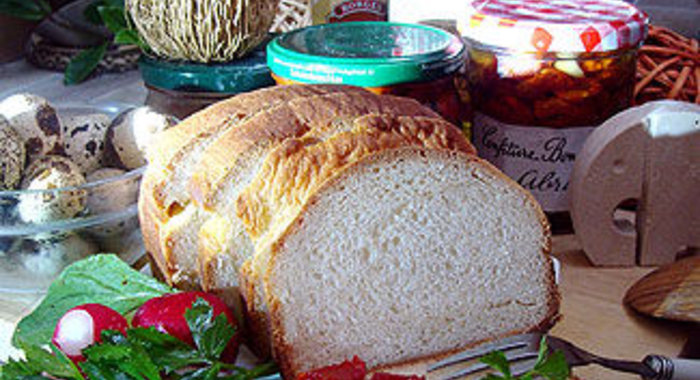 Простой хлеб с оливковым маслом и вяленые томаты