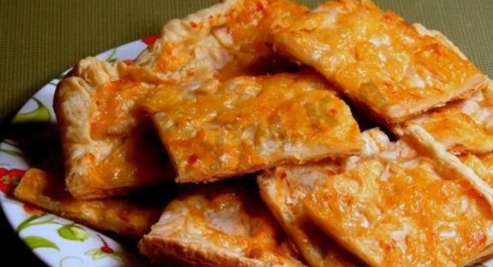 Пирог из слоеного теста с начинкой из груши и сыра