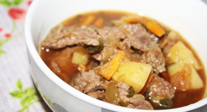 Летнее рагу с говядиной и печеными овощами с ароматом дымка