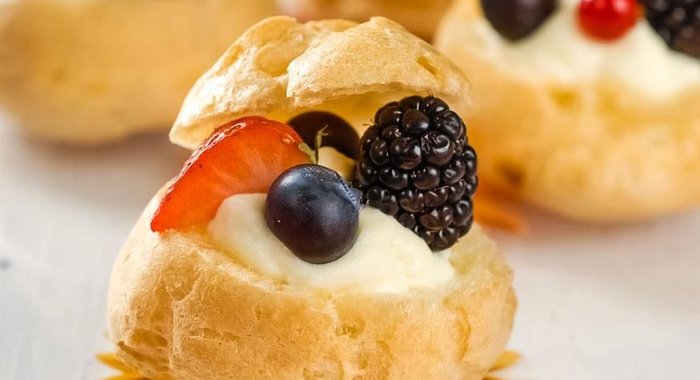 Профитроли с ягодами и кремом