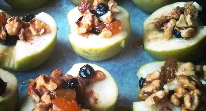 Запеченные яблоки с изюмом, орехами и корицей