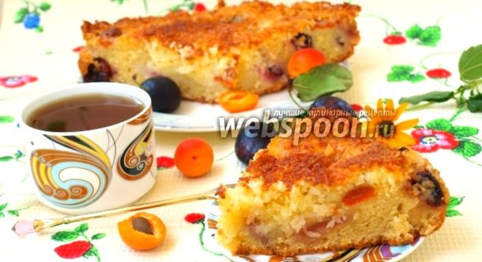 Кокосовый пирог с абрикосами и сливой