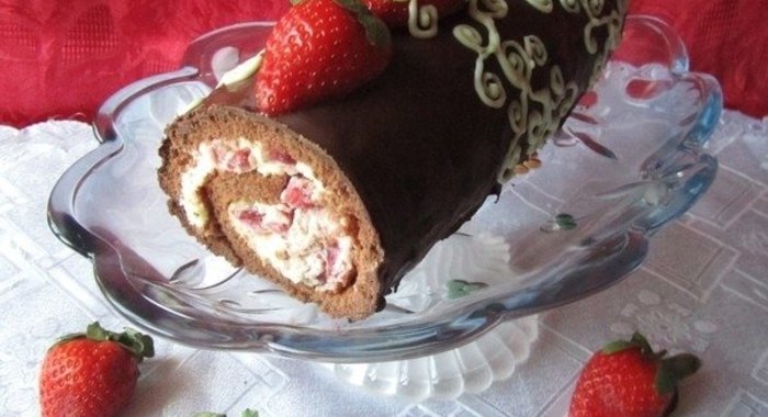 Шоколадный рулет с маскарпоне и клубникой