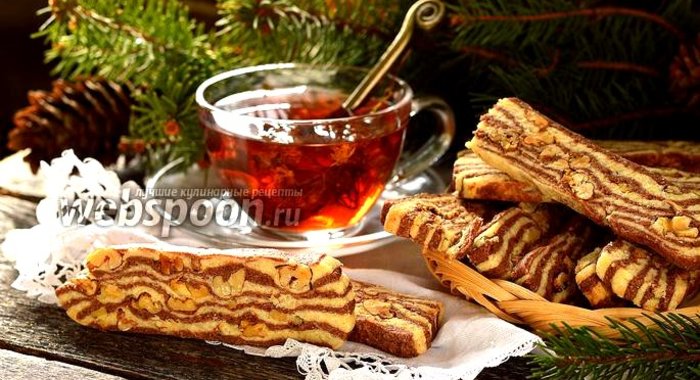 Полосатое печенье с орехами