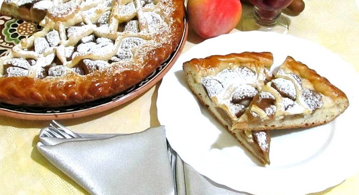 Пирог из консервированных персиков