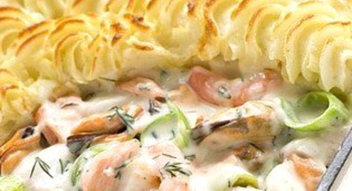 Рыбный пирог с креветками и картофельным пюре