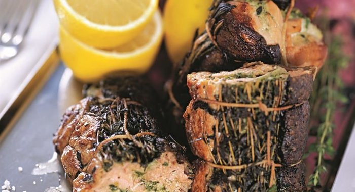 Рулет из лосося с сыром и травами