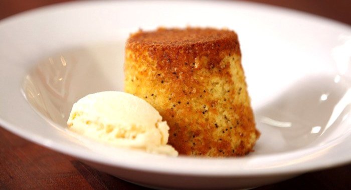 Апельсиновые кексы без муки с маком и ванильным мороженым